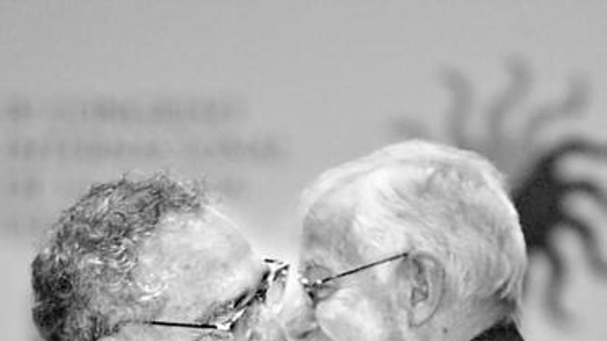 García Márquez y Víctor García de la Concha, en 2007. / reuters