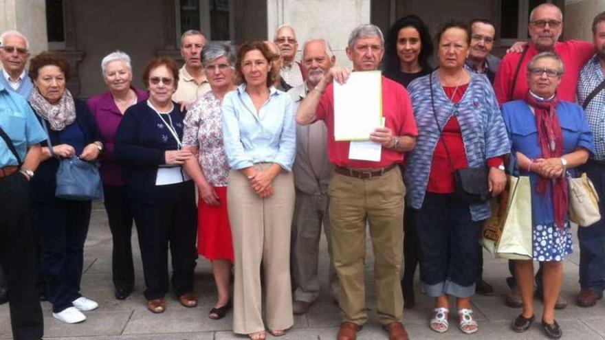 Vecinos de Toxos Outos, con concejales del PSOE, ayer, en María Pita. la opinión