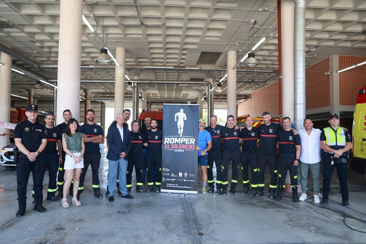 JimmyGo, el bombero del Ayuntamiento de Madrid que recorre España para visibilizar la salud mental y la prevención del suicidio, homenajeado en Alicante.