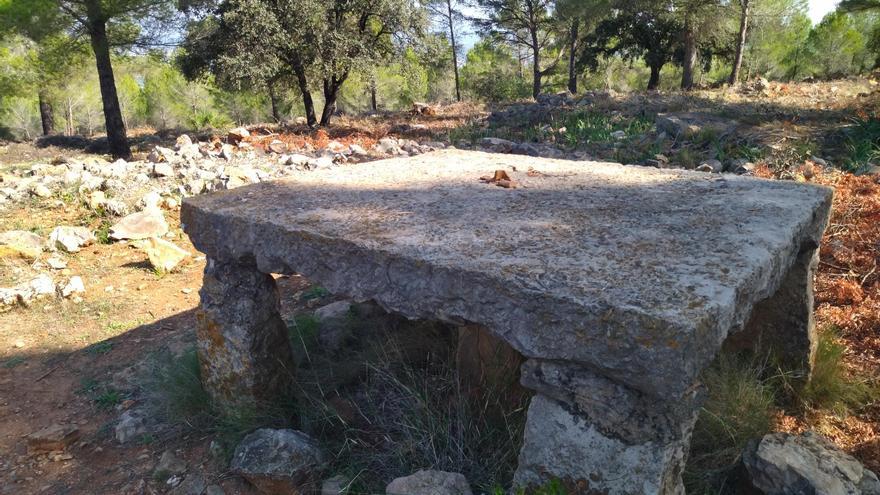 Las sorprendentes mesas de piedra y la masía en ruina del siglo XIX