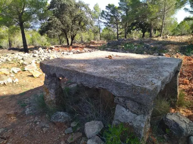 Las sorprendentes mesas de piedra y la masía en ruina del siglo XIX
