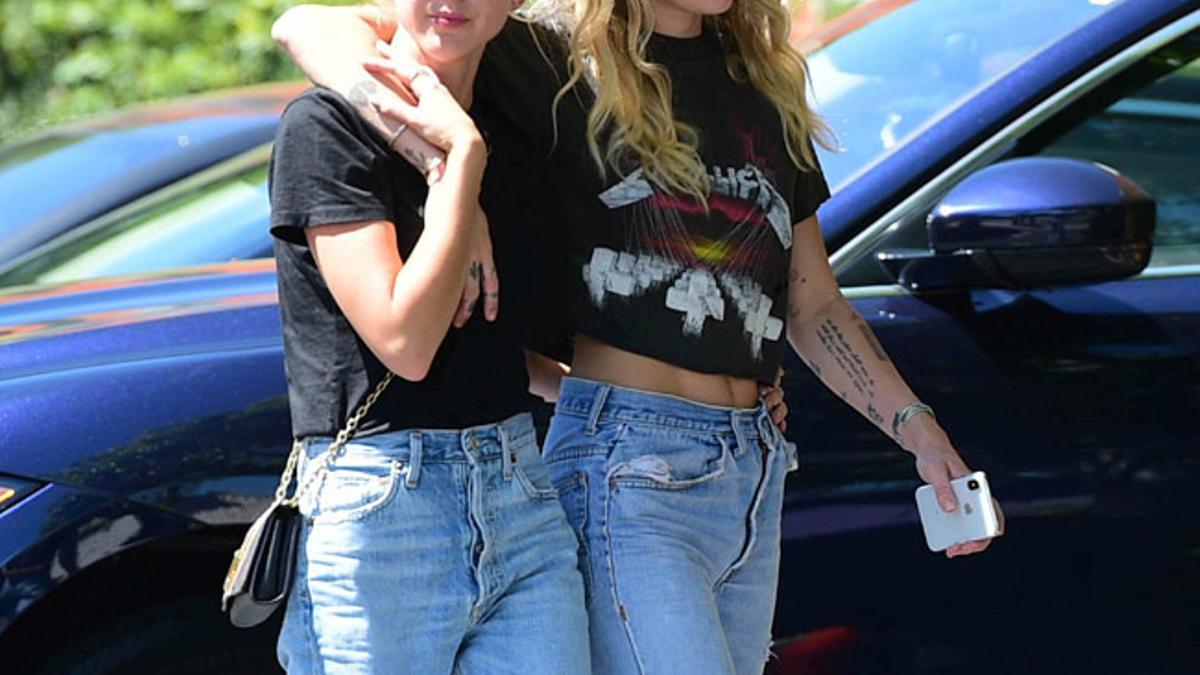 Mley Cyrus y Kaitlynn Carter, en Los Ángeles