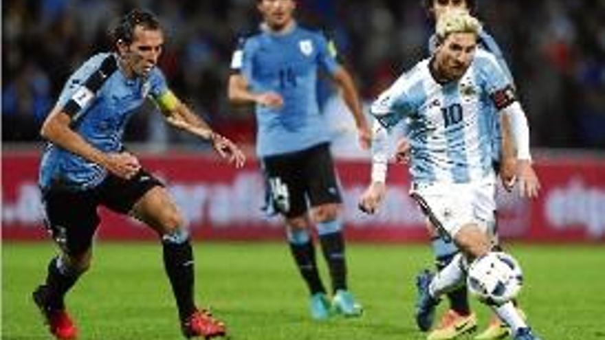 Leo Messi és vigilat per Diego Godín durant una acció del partit d&#039;ahir.