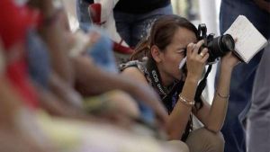 Mujer periodista realizando su trabajo profesional.