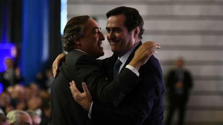 Juan Rosell abraza a su sustituto, Antonio Garamendi. // Europa Press