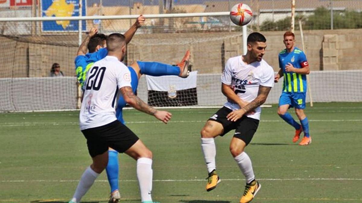 Dos jugadores del Molinar y uno del Inter Ibiza disputan un balón aéreo. | B.VICH