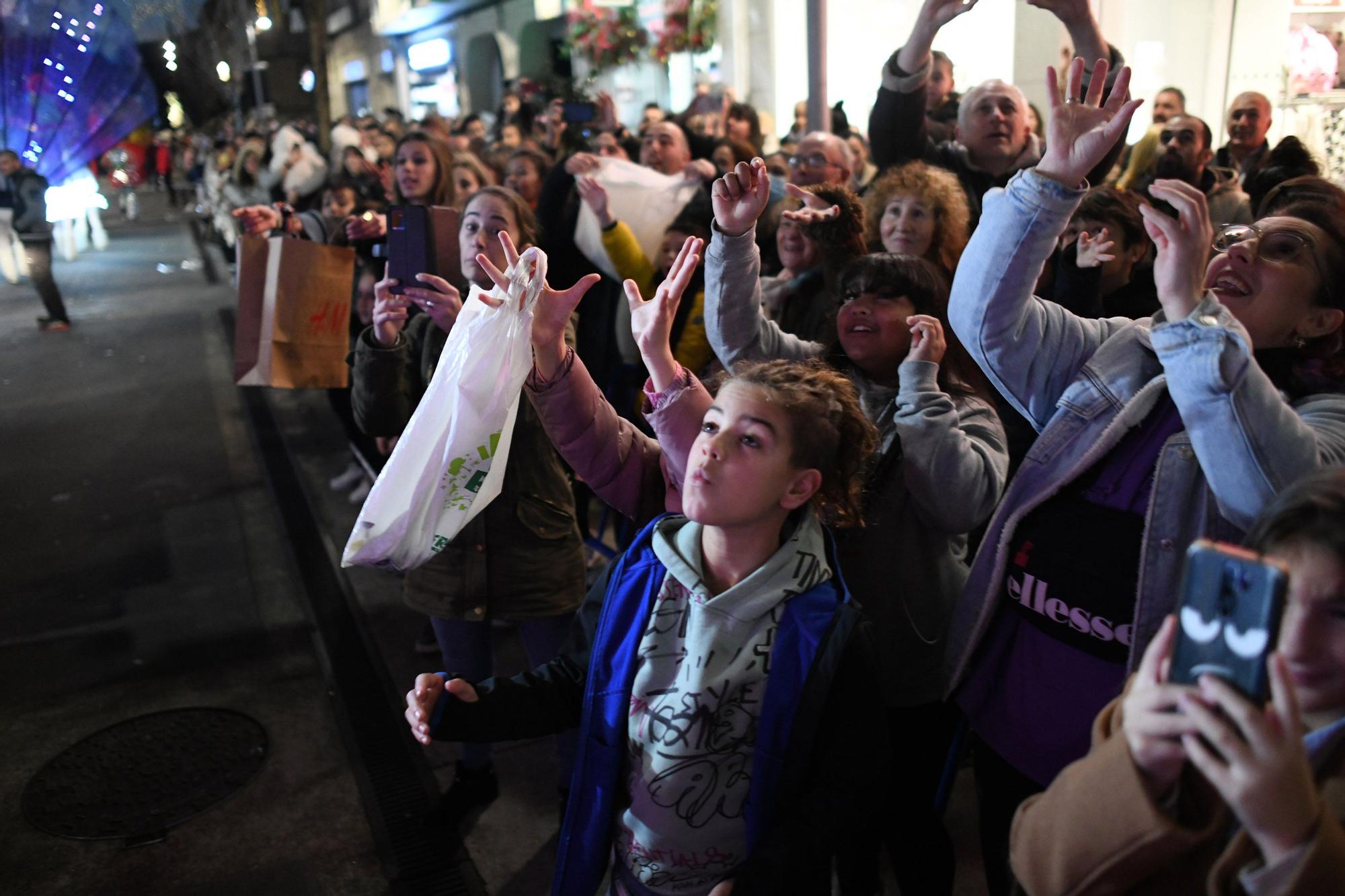 Pontevedra abarrota las calles para recibir a Melchor, Gaspar y Baltasar