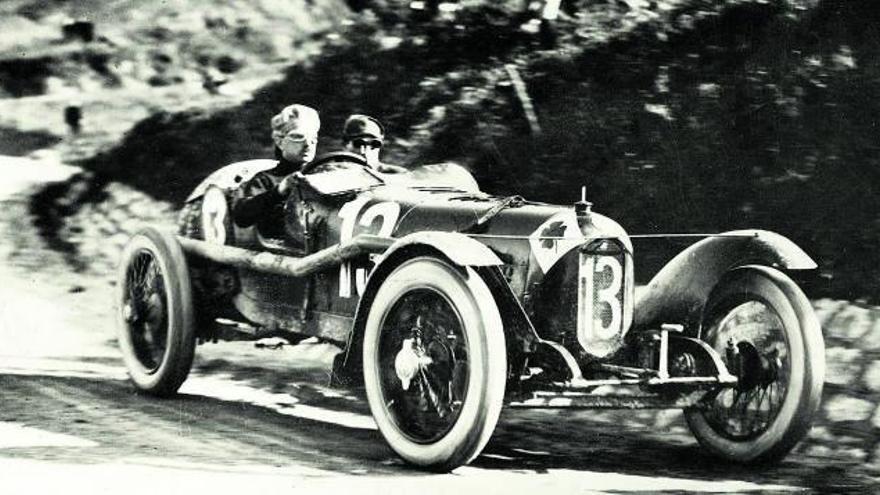 LOs pilotos Los cuatro miembros del equipo eran  Giuseppe Campari, Antonio Ascari, Ugo Sivocci y Enzo Ferrari. ALFA ROMEO