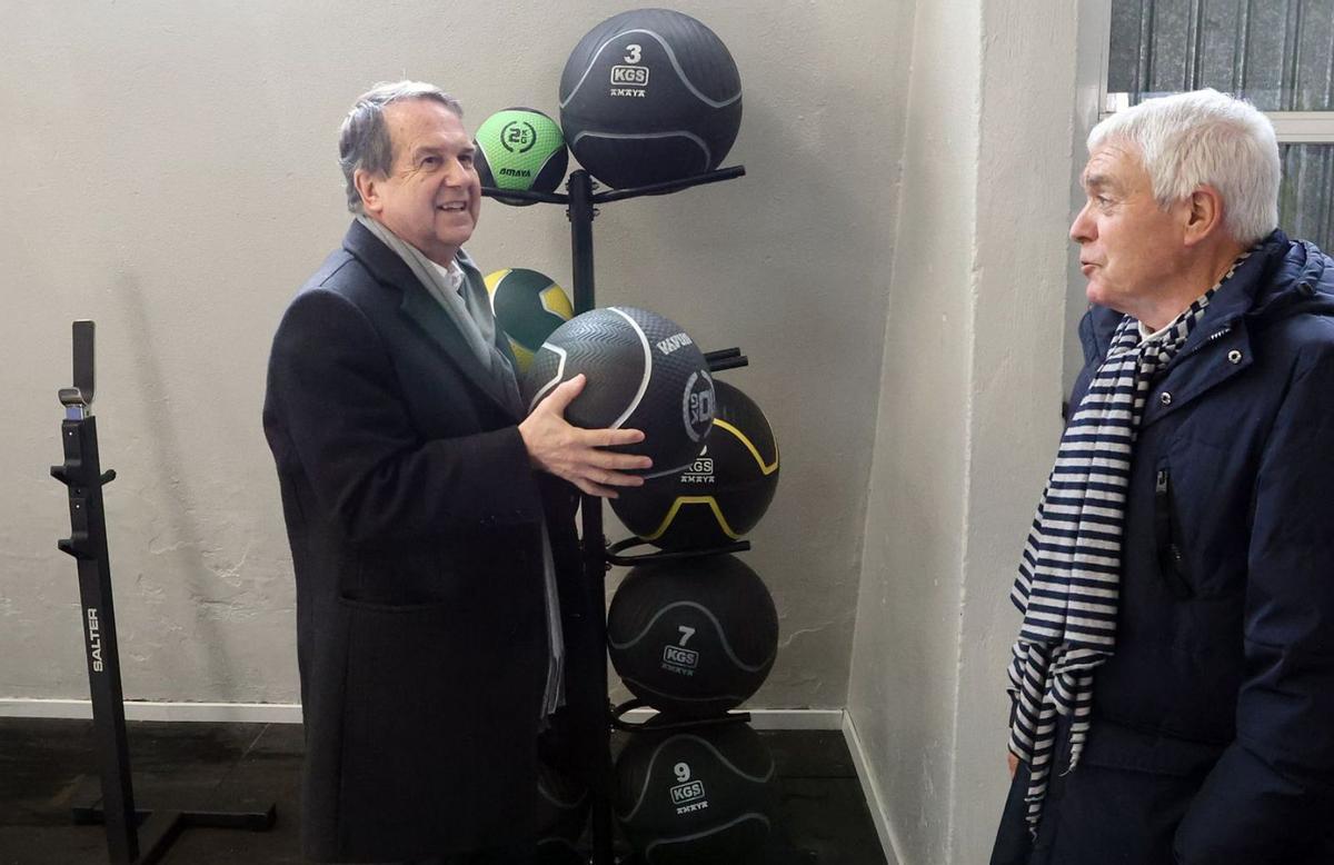 Nuevo material para el gimnasio. A la espera de la ansiada reforma integral de la instalación municipal, el Concello continúa implementando mejoras en las pistas de Balaídos. Este marte fue entregado el nuevo material para el gimnasio que incluye pesas, barras, balones medicinales, aparatos de halterofilia y kettles tras una inversión de 30.000 euros. Este equipamiento de goma sustituye al de hierro existente y con un elevado uso; sumándose a las nuevas colchonetas y jaula de lanzamientos estrenadas en los últimos años. | MARTA G. BREA