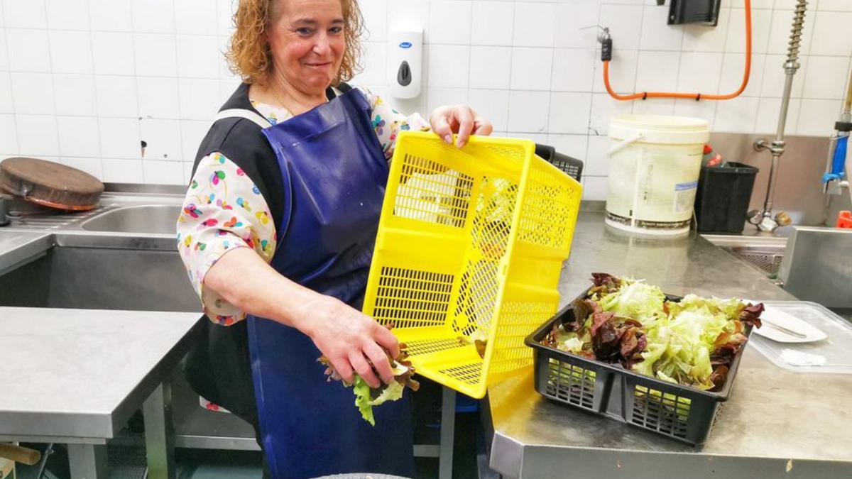 Una empleada en el restaurante Loureiro separa orgánicos.   | // S.Á.