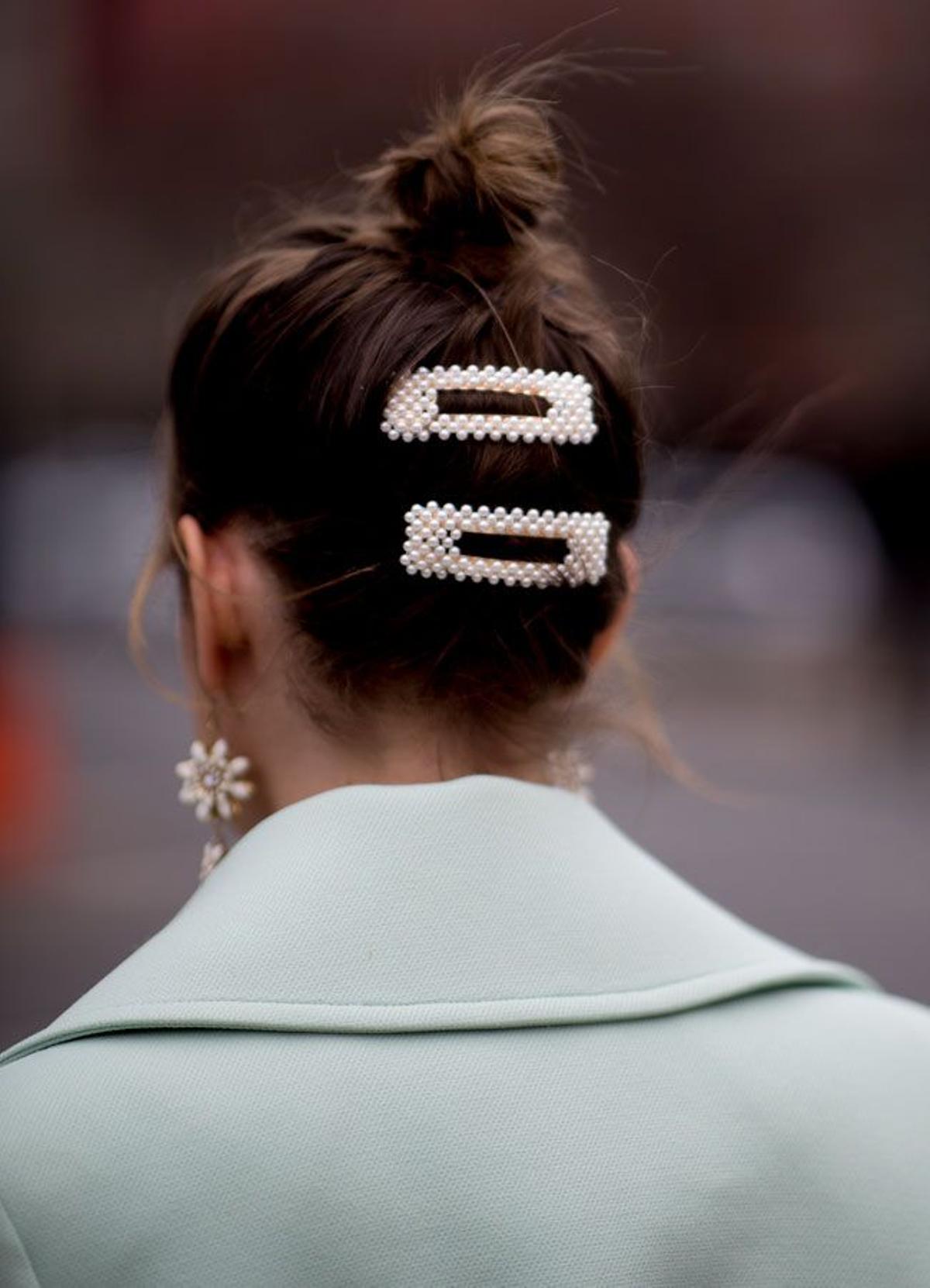Street style Nueva York: Pasadores de perlas en la nuca