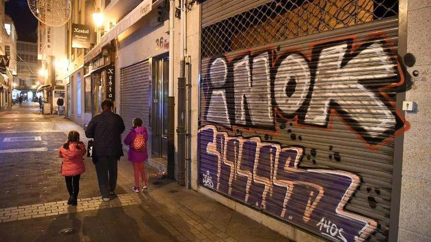 Pintadas en una verja de un establecimientos hostelero de la calle de la Franja.