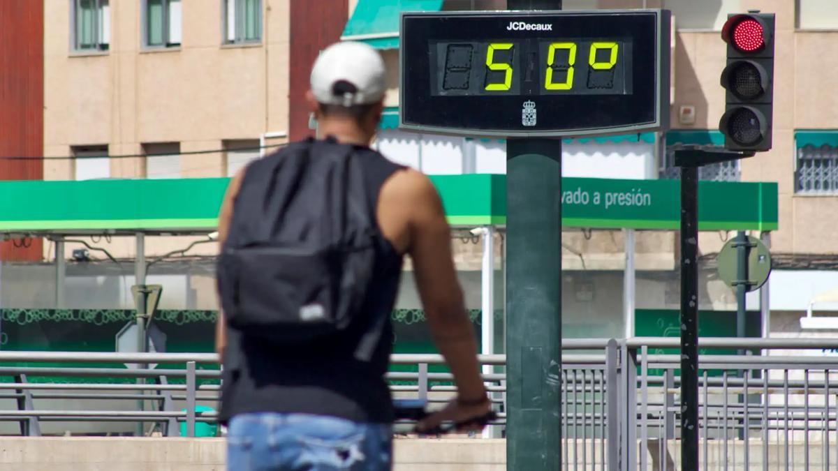 Un termómetro marca 50ºC en Murcia.