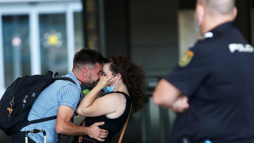 Feliz reencuentro, este lunes en el aeropuerto de Málaga.