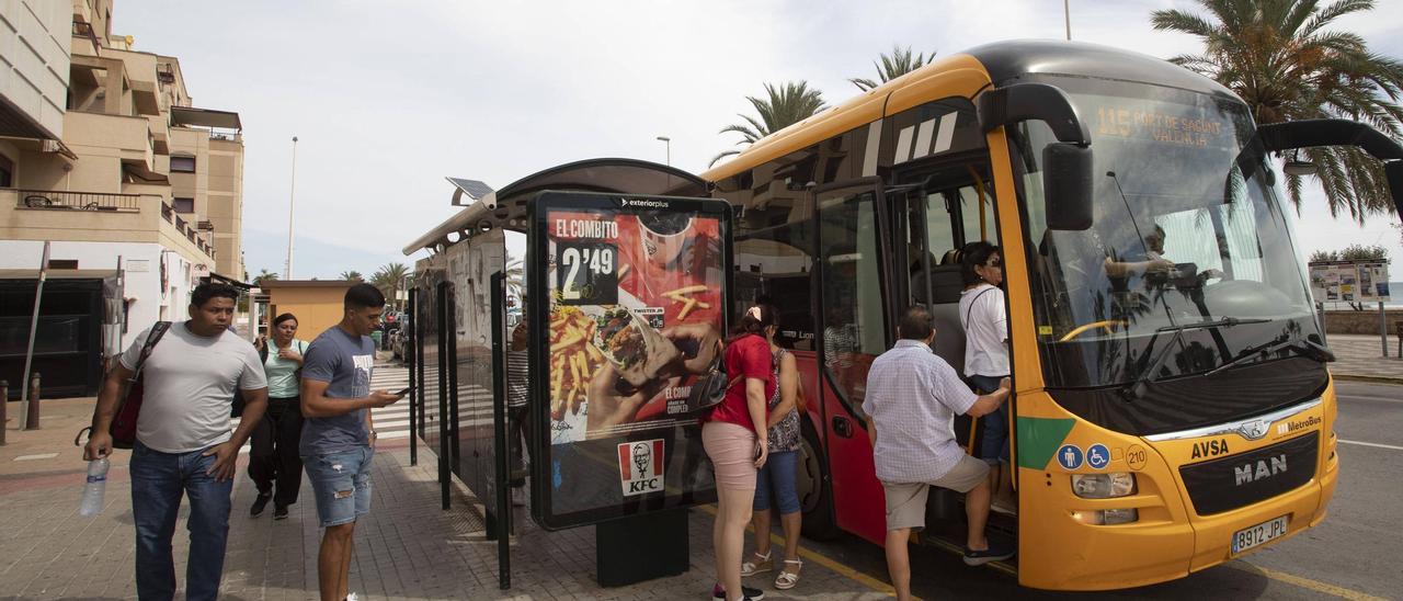Varios usuarios se suben al autobús entre el Port y València.