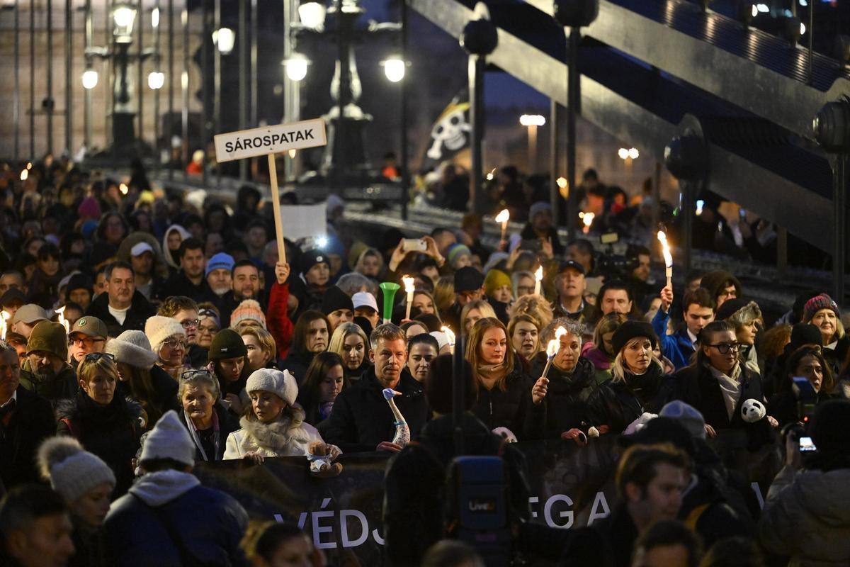 Participantes asisten a la manifestación del partido de oposición húngaro Tisza en apoyo a los niños maltratados en Budapest, Hungría, 13 de diciembre de 2025.