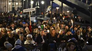 Participantes asisten a la manifestación del partido de oposición húngaro Tisza en apoyo a los niños maltratados en Budapest, Hungría, 13 de diciembre de 2025.