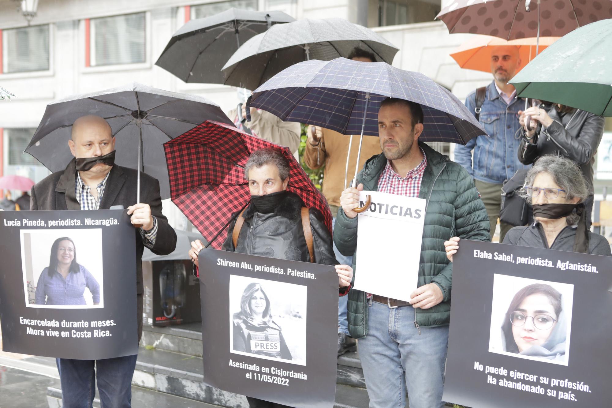 EN IMÁGENES: Así fue la concentración contra las persecuciones a periodistas en Oviedo