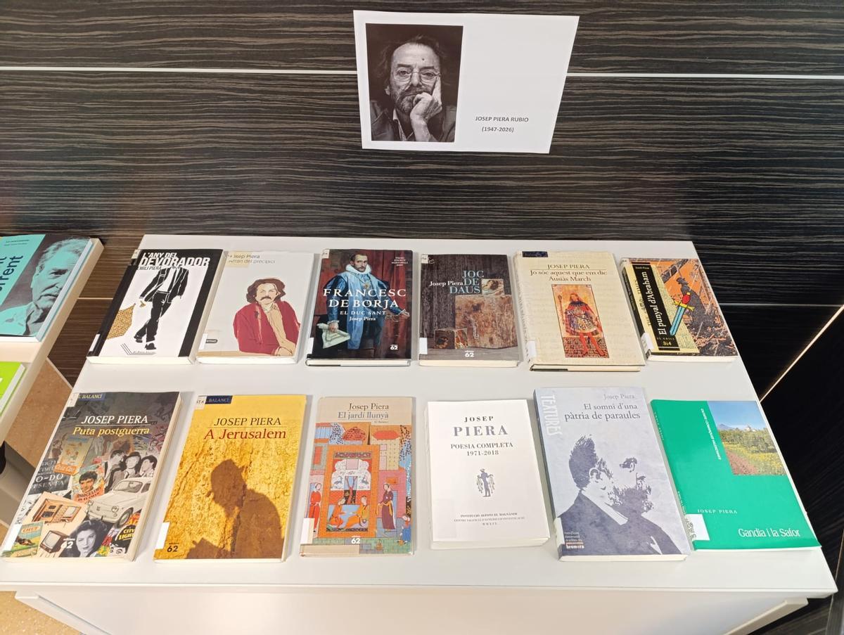 Espacio que le dedican las bibliotecas de Oliva al escritor de Beniopa