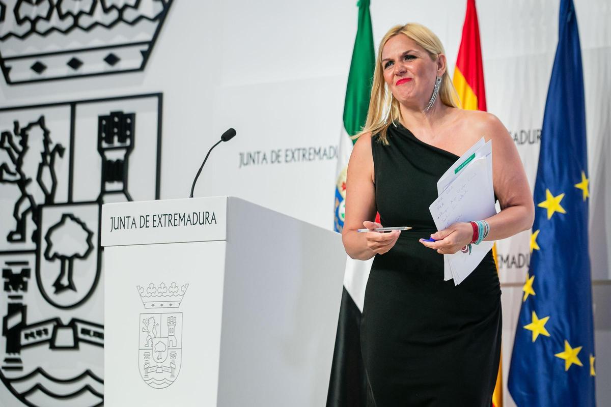 La portavoz de la Junta de Extremadura, Elena Manzano, en rueda de prensa tras el Consejo de Gobierno autonómico