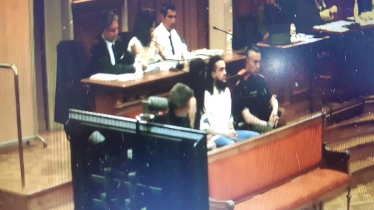 El acusado, Thiago F. G., (en primera fila, en el centro) en el banquillo de los acusados este lunes en la Audiencia de Barcelona.