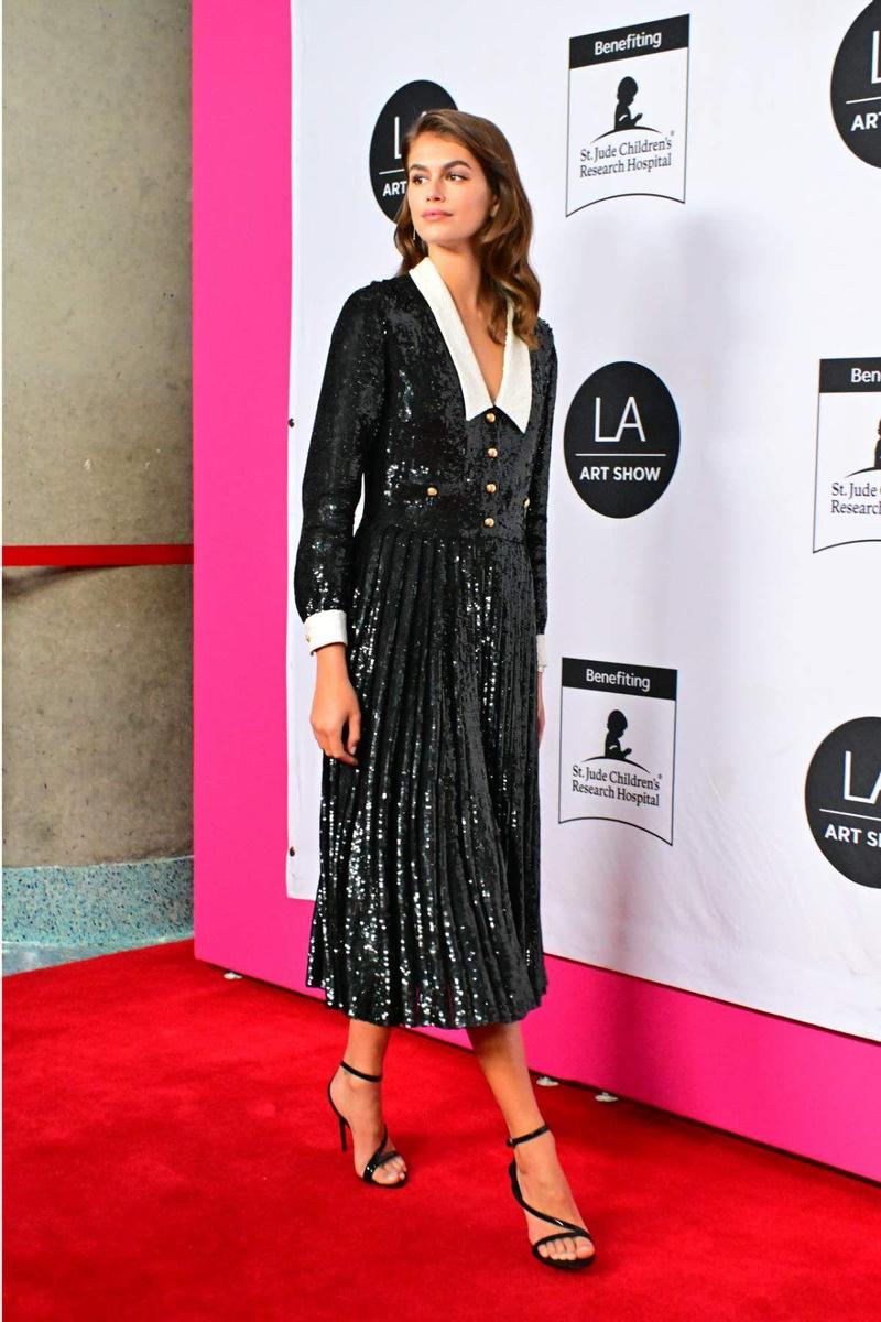 Kaia Gerber con vestido de lentejuelas en blanco y negro de Celine