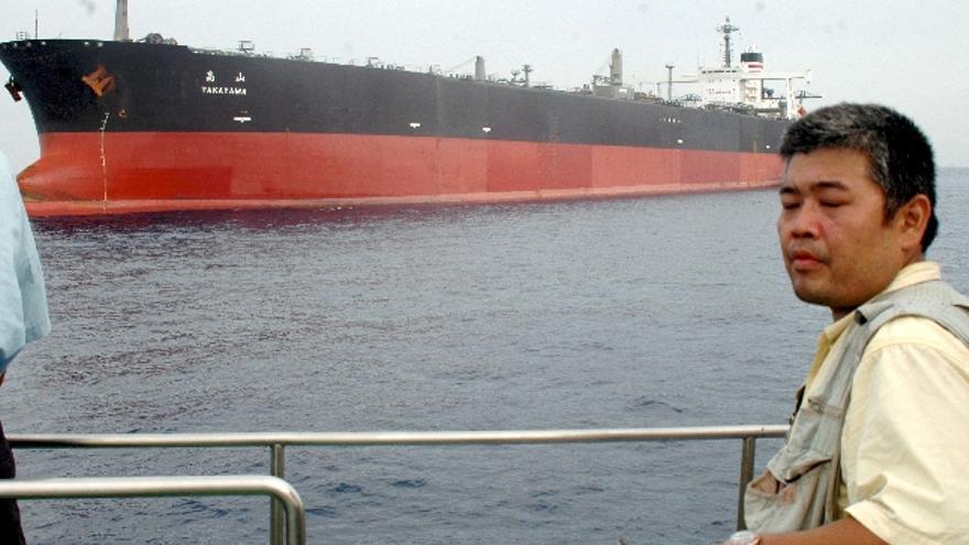 Un cámara japonés mira mientras el petrolero japonés &quot;Takayama&quot; es visto a unas 17 millas de las costas del sur de Yemen, en el Golfo de Aden, hoy martes 22 de abril de 2008.