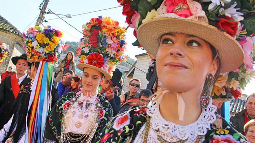 Danzantes en los actos del año pasado en Aldán // Santos Álvarez