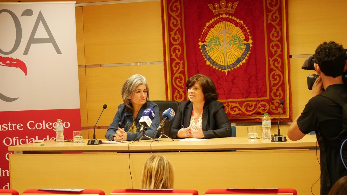 La presidenta del Colegio, María Teresa Gómez Latorre (derecha) y la vicepresidenta Ana Rubio Morales, este jueves.