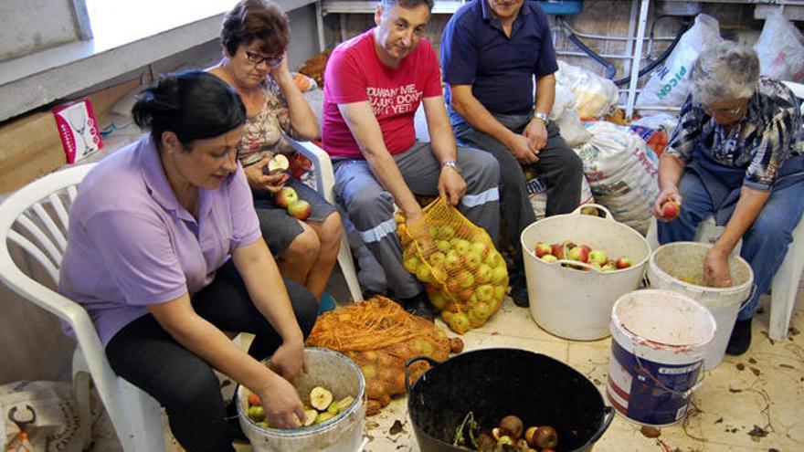 Un grupo de personas prepara las manzanas para elaborar la sidra // FARO