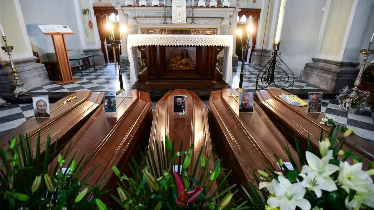 Ataúdes de víctimas de coronavirus en el suelo de la iglesia de la localidad italiana de Serina, cerca de Bérgamo.