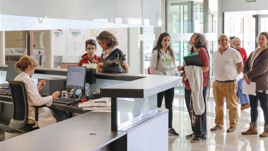 Diez ambulancias asistenciales y tres colectivas trasladan mañana a los enfermos al nuevo hospital de Cáceres