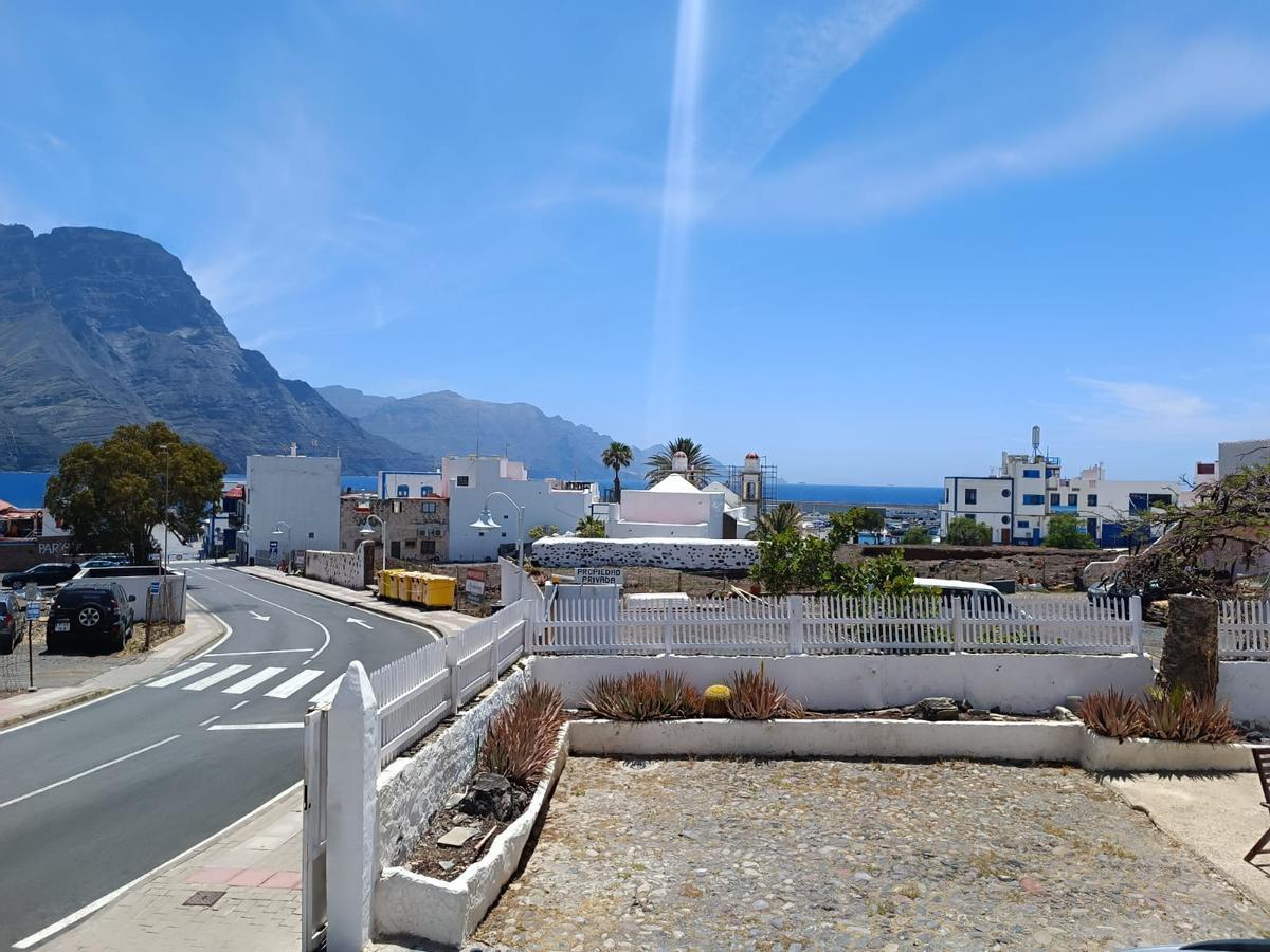Vista del templo religioso, con el mar y la carretera de La Aldea de fondo.