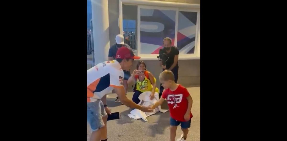 El bonito gesto de Márquez en Misano con este fan de Rossi, llamado Valentino