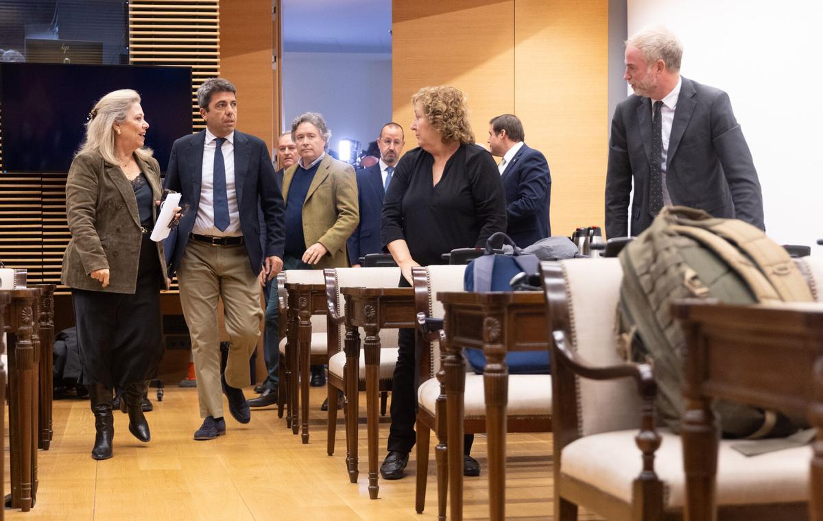 El presidente en funciones de la Generalitat valenciana, Carlos Mazón (2i), a su llegada a la comisión de la dana, en el Congreso de los Diputados, a 17 de noviembre de 2025, en Madrid (España). El 'popular' Carlos Mazón, abre hoy las comparecencias políticas de la comisión del Congreso que investiga la gestión de la dana del 29 de octubre de 2024, que dejó 229 muertos sólo en Valencia, y se enfrenta, por primera vez, a un interrogatorio con el formato de pregunta-respuesta sobre su actuación. 17 NOVIEMBRE 2025 Eduardo Parra / Europa Press 17/11/2025. CARLOS MAZÓN;Eduardo Parra;category_code_new