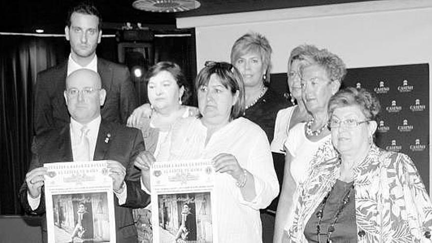 En primer término, Luis Fernández, Carmen Gainza y Tina Alonso, junto a varios miembros de la Fundación Lions.