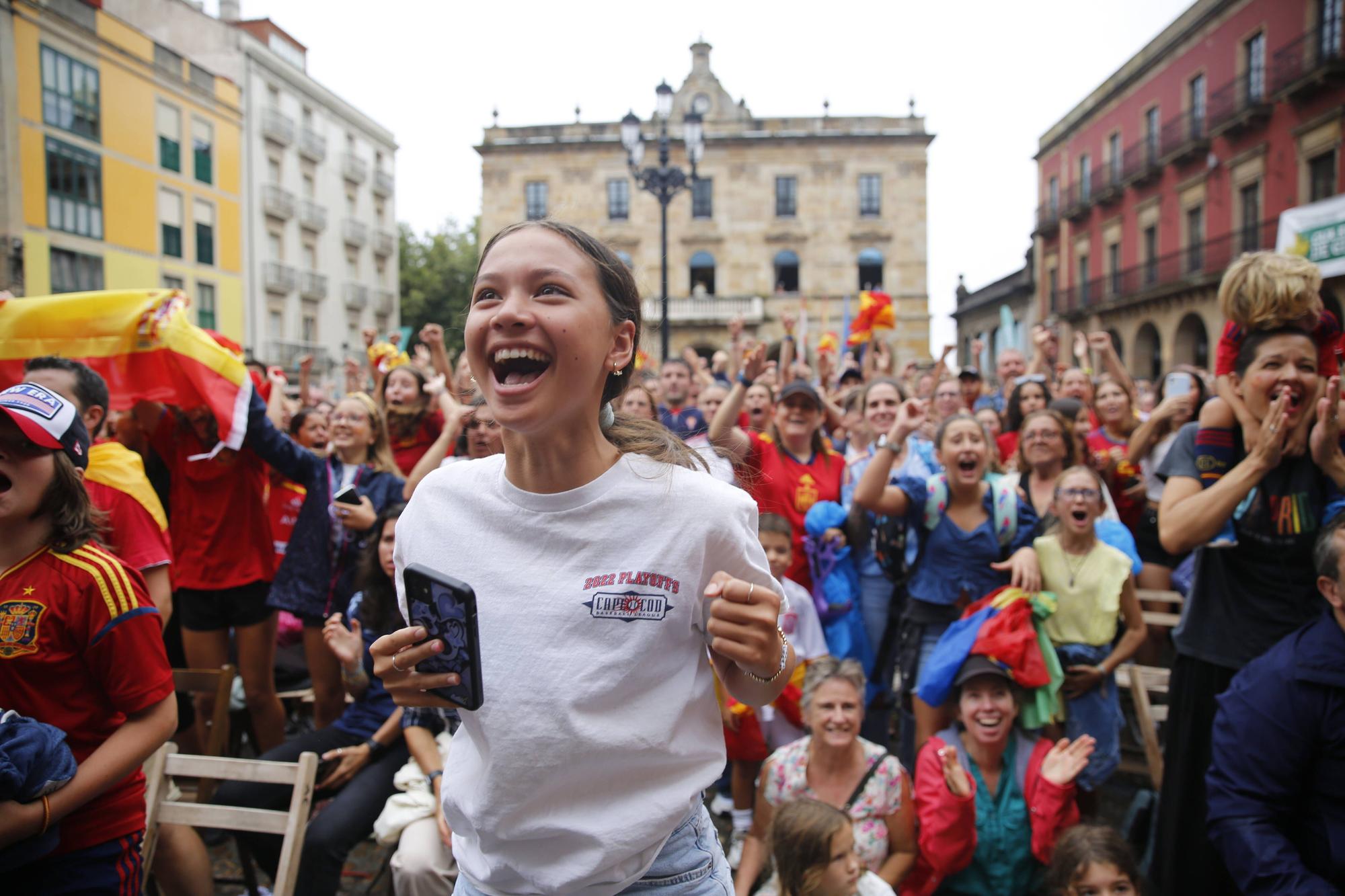 Gijón se vuelca (pese a la lluvia) animando a España en la final del Mundial de fútbol femenino