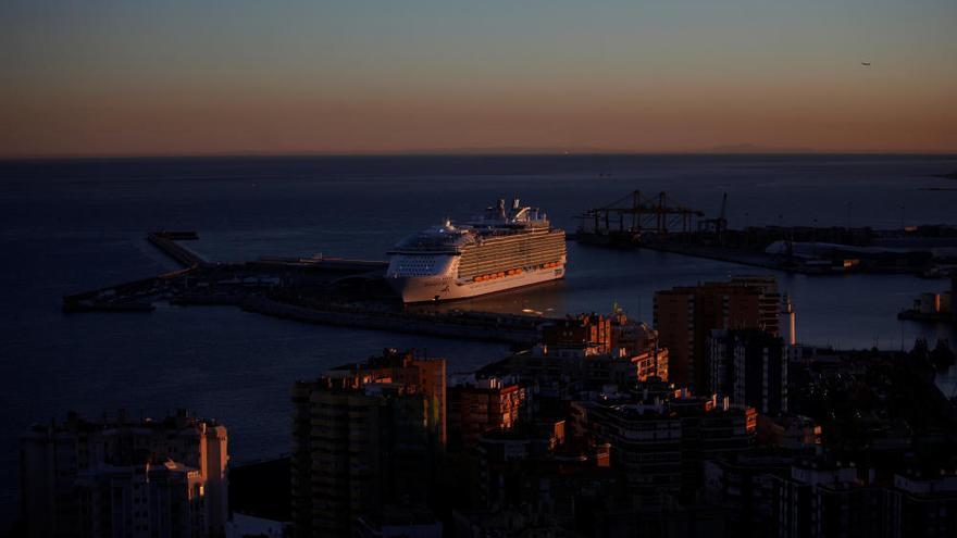El megacrucero Symphony of the Seas se estrena en Málaga
