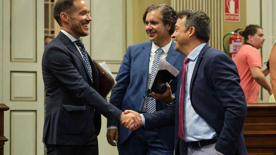 El consejero de Industria, Mariano Hernández Zapata, saluda a varios diputados a su llegada ayer al Parlamento.