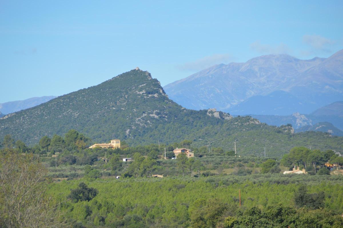L'ermita de Santa Elena presideix un dels enclaus representatius del territori