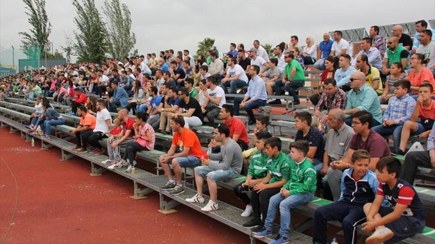 El Villanovense-Racing de Santander, con gradas supletorias en el fondo sur