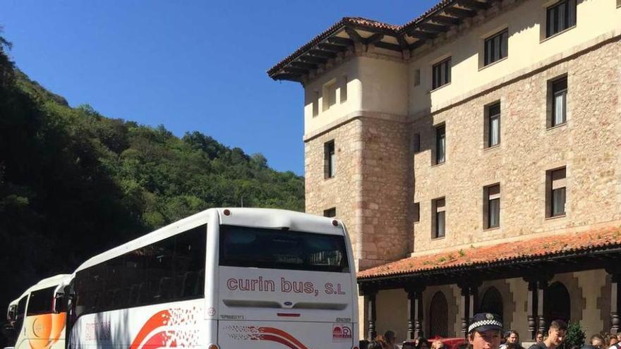 La Policía Local de Cangas de Onís desvía el tráfico tras completarse el aparcamiento de Covadonga, ayer.