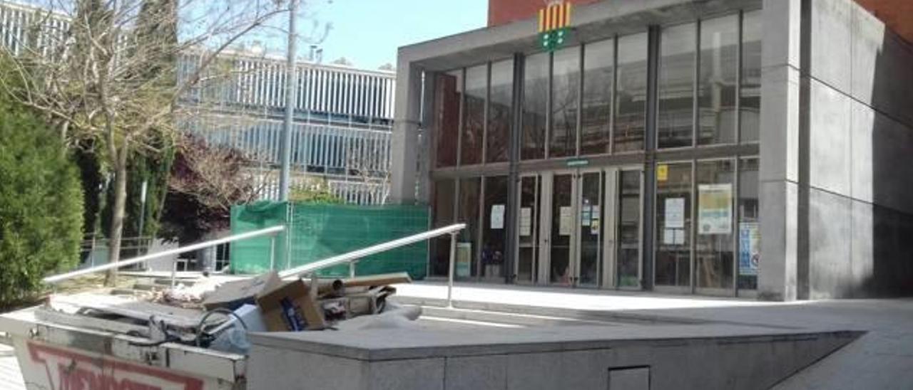 El Auditorio, ayer con el contenedor donde aún se arroja material del interior del recinto.