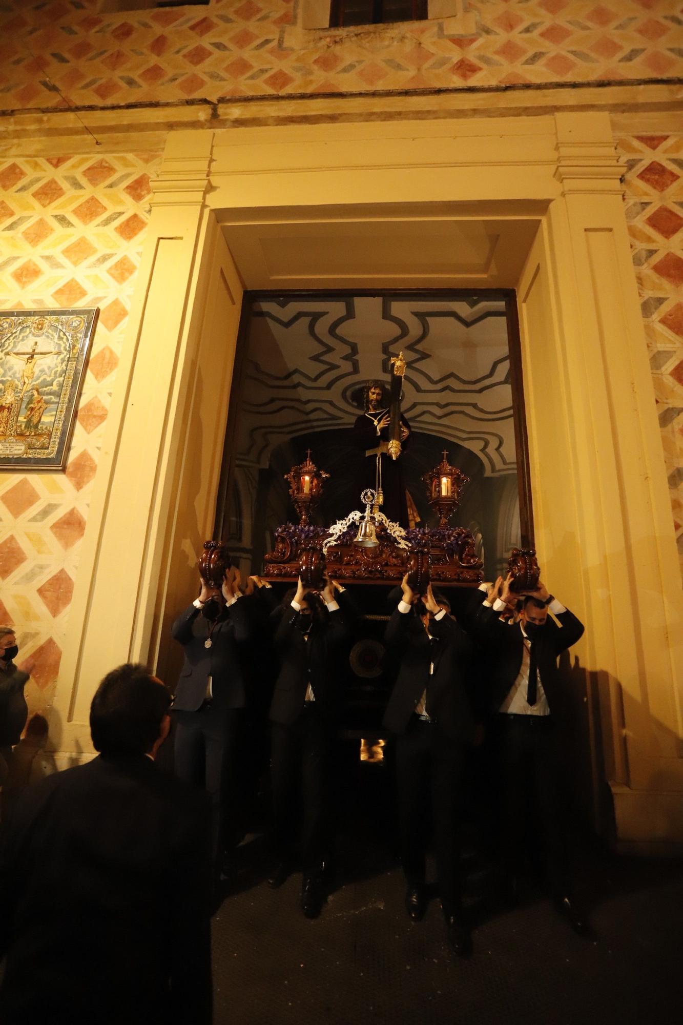 La archicofradía de la Pasión saliendo de la iglesia de San Juan Bautista