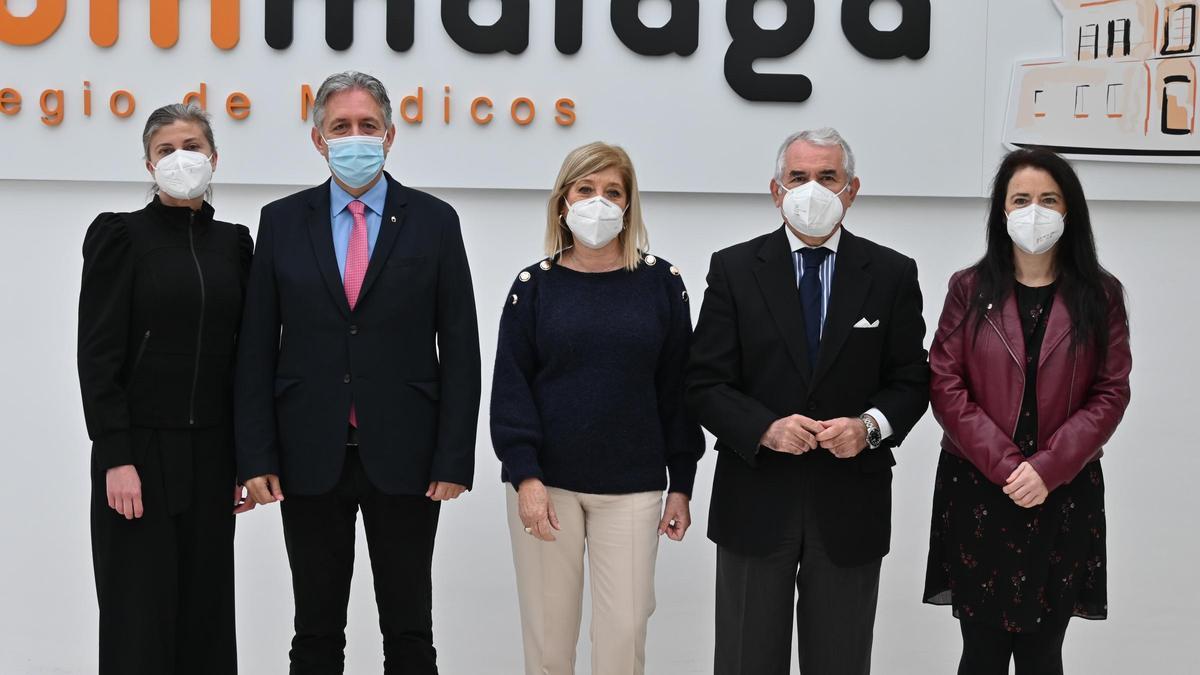 Blanca Fernández junto a la nueva junta de la Unión Profesional Sanitaria de Málaga