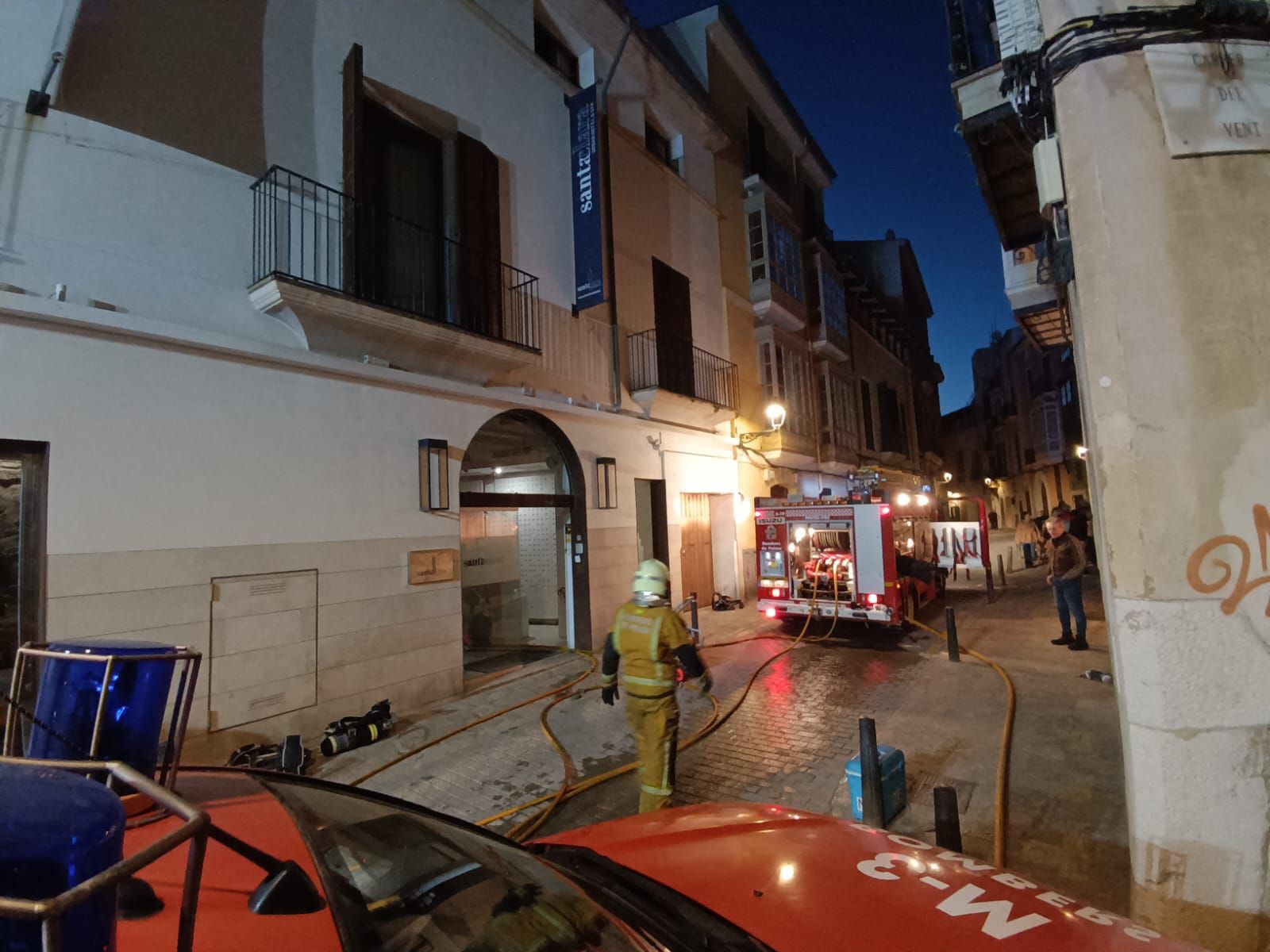 Desalojan un hotel del casco antiguo de Palma por un incendio en el spa