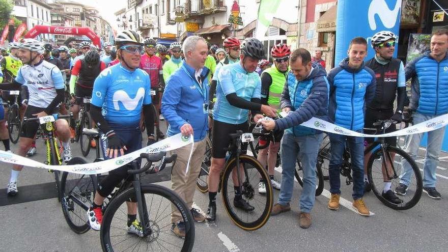 El alcalde de Cangas en funciones, José Manuel González, y Carlos Sastre, en el momento del corte de la cinta de salida, con Perico Delgado, a la izquierda, y Javier Guillén, segundo por la derecha.