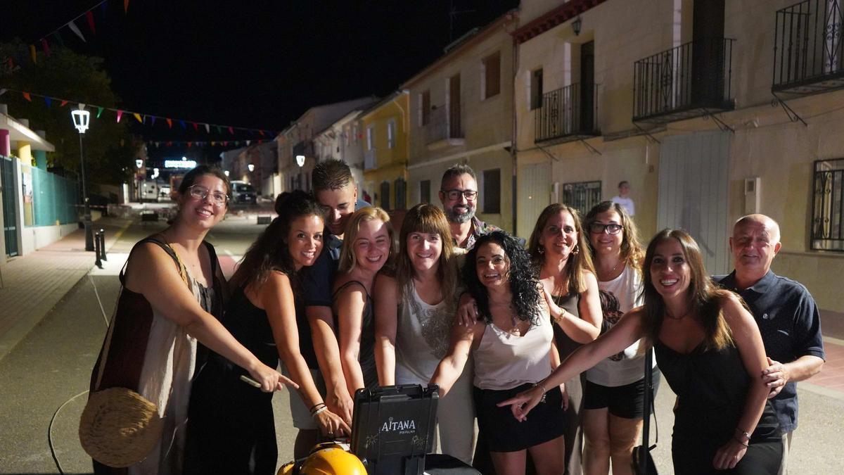 Representantes de Ens Uneix en un acto de las fiestas de Bufali.
