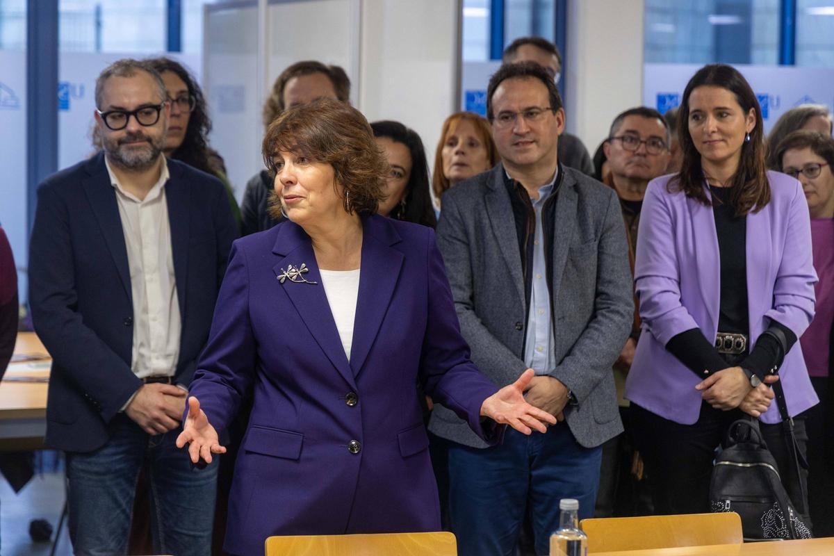 Alba Nogueira se reúne este lunes con Maite Flores de cara a decidir su apoyo en la segunda vuelta de las elecciones al Rectorado de la USC. En la imagen, Nogueira en el acto de fin de campaña.