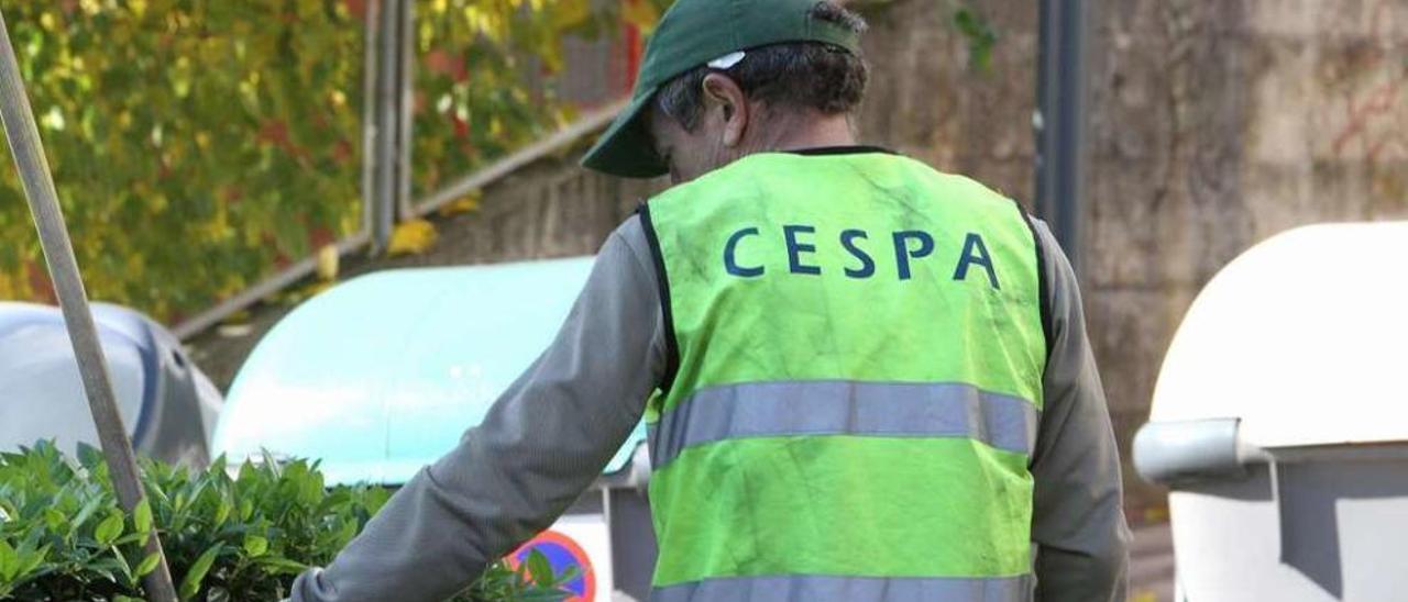 Un operario de la empresa investigada, ayer, cuidando un jardinillo de la calle Jesús Pousa. // Iñaki Osorio